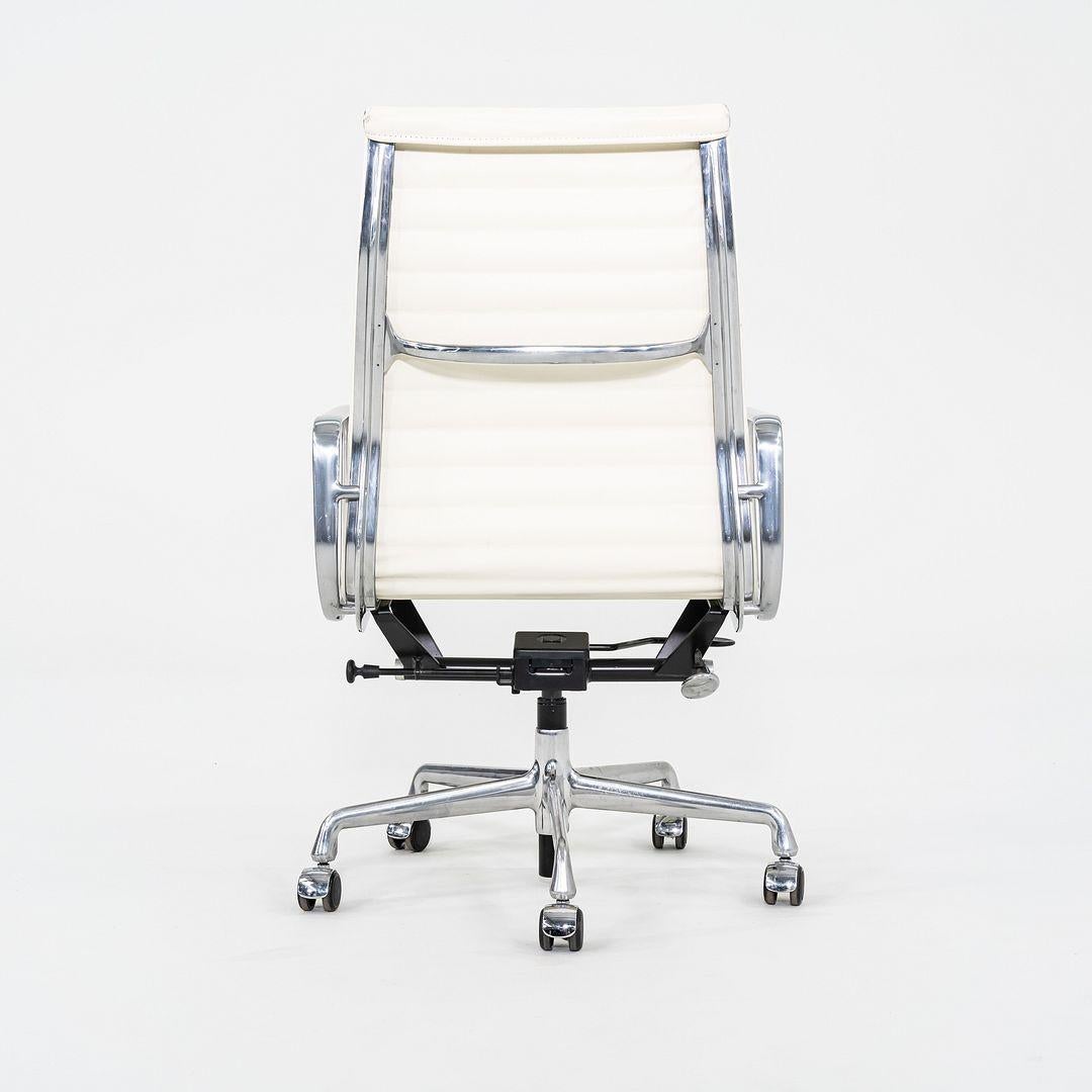 2015 Herman Miller Eames Aluminum Group Chefsessel in weißem Leder (Moderne) im Angebot