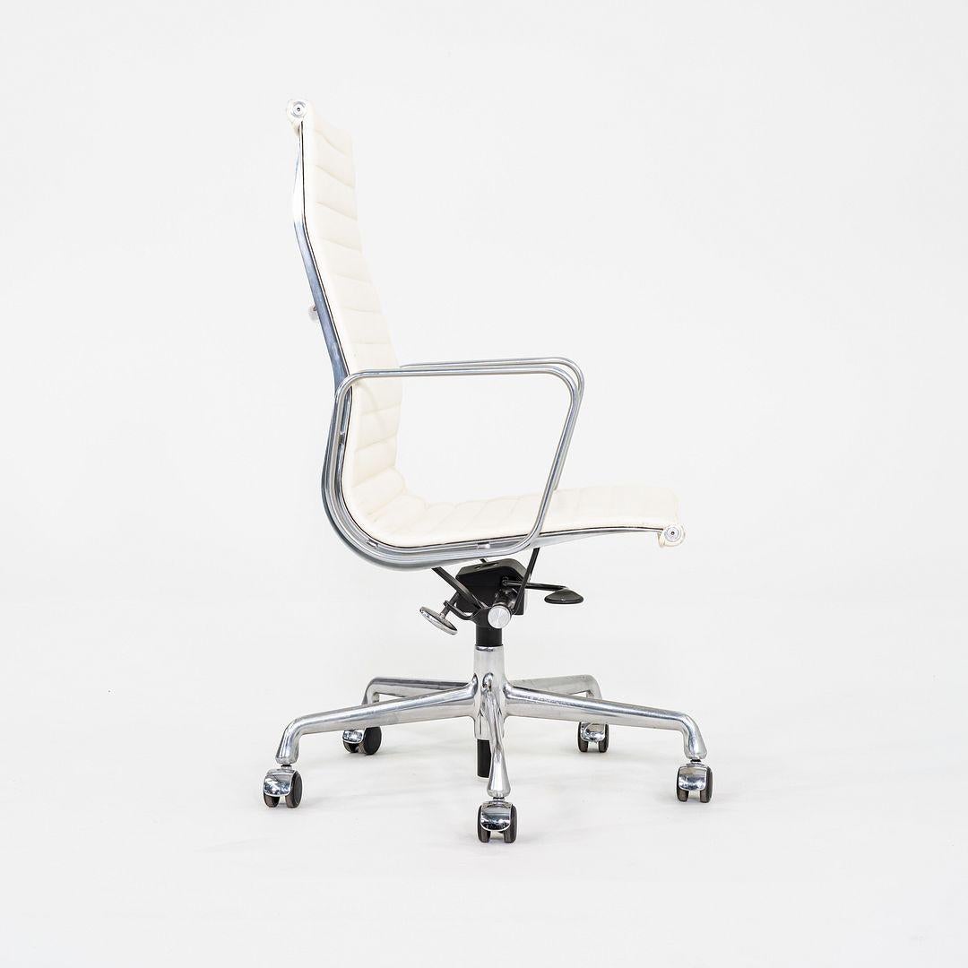 2015 Herman Miller Eames Aluminum Group Chefsessel in weißem Leder (amerikanisch) im Angebot