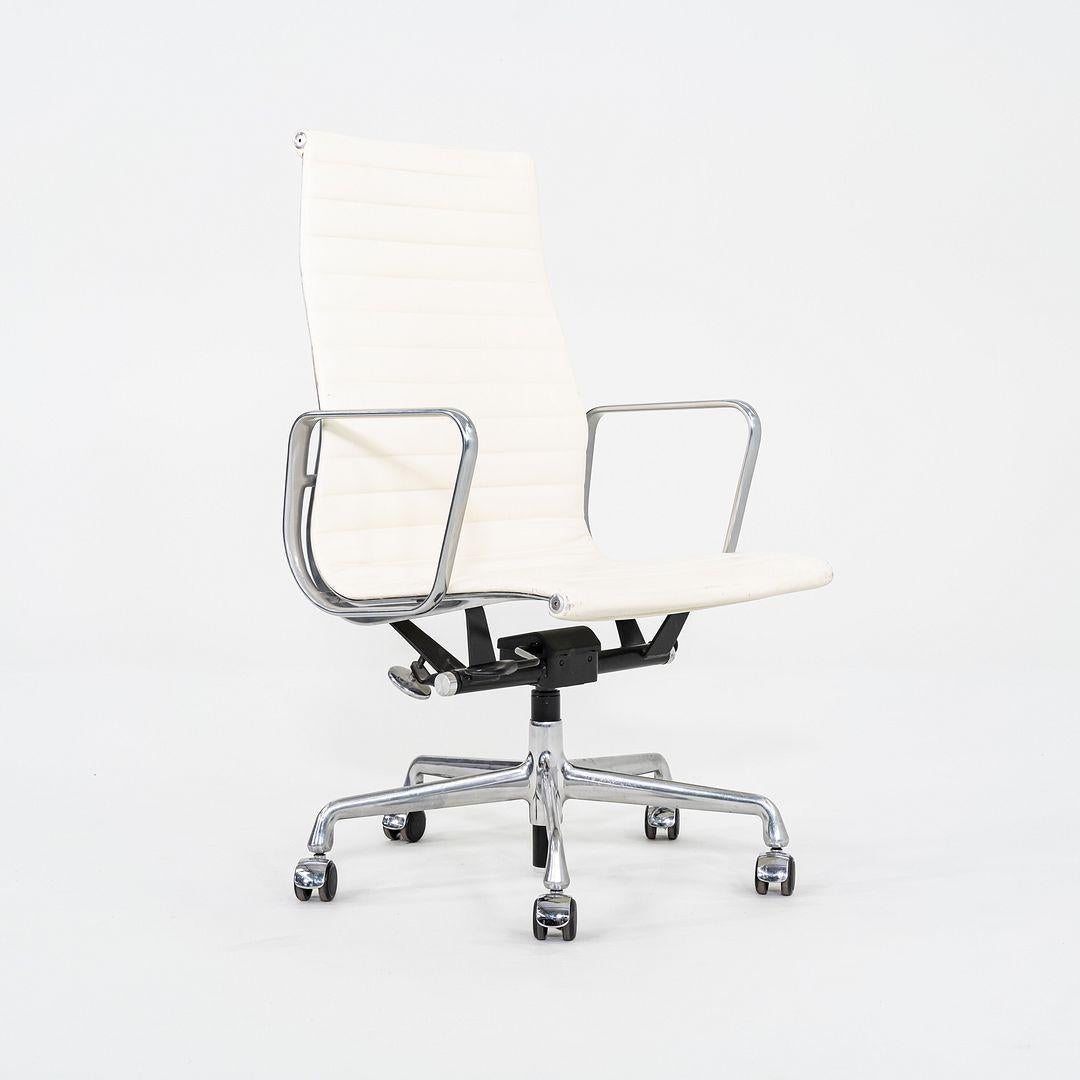 2015 Herman Miller Eames Aluminum Group Chefsessel in weißem Leder im Zustand „Gut“ im Angebot in Philadelphia, PA