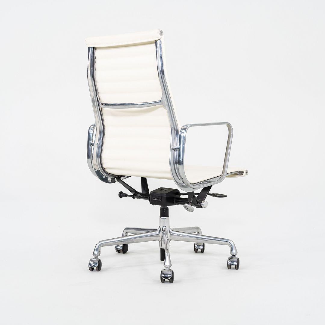 2015 Herman Miller Eames Aluminum Group Chefsessel in weißem Leder (21. Jahrhundert und zeitgenössisch) im Angebot