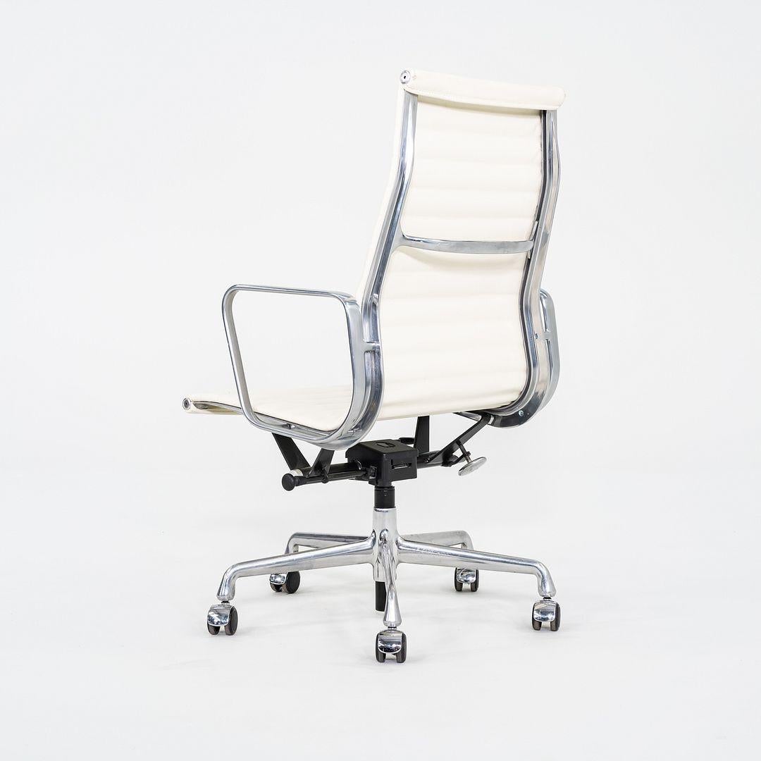 2015 Herman Miller Eames Aluminum Group Chefsessel in weißem Leder (Aluminium) im Angebot