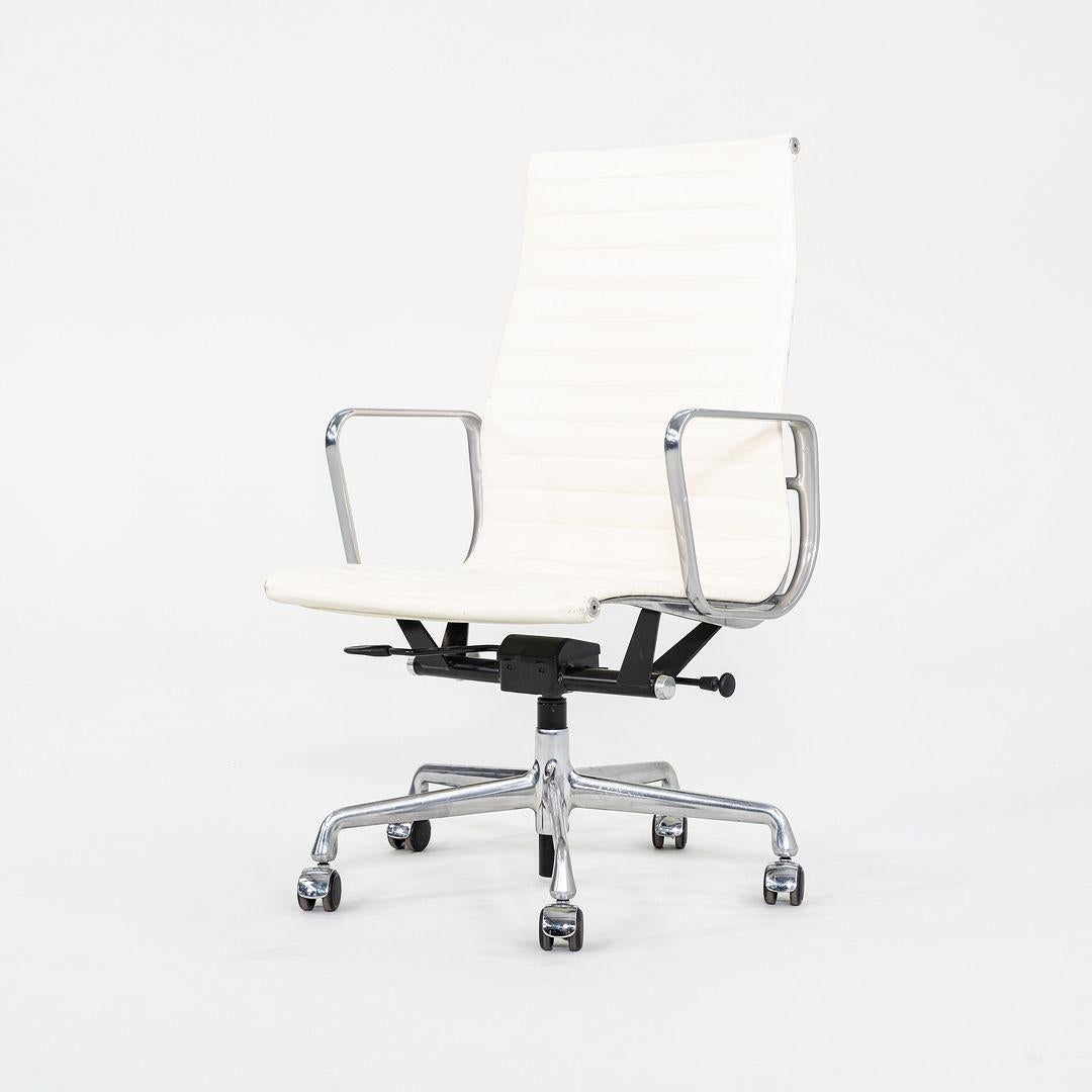 2015 Herman Miller Eames Aluminum Group Chefsessel in weißem Leder im Angebot 1
