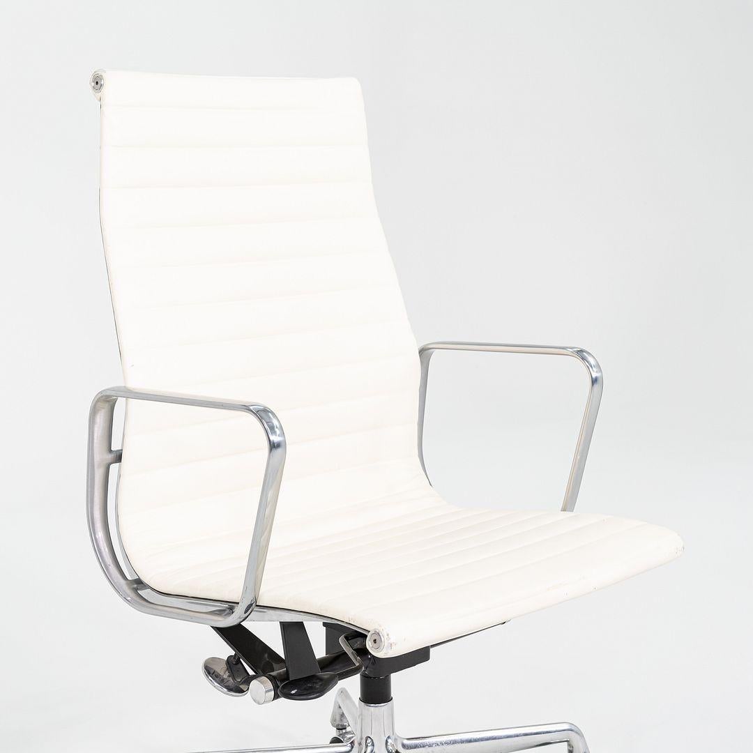 2015 Herman Miller Eames Aluminum Group Chefsessel in weißem Leder im Angebot 2