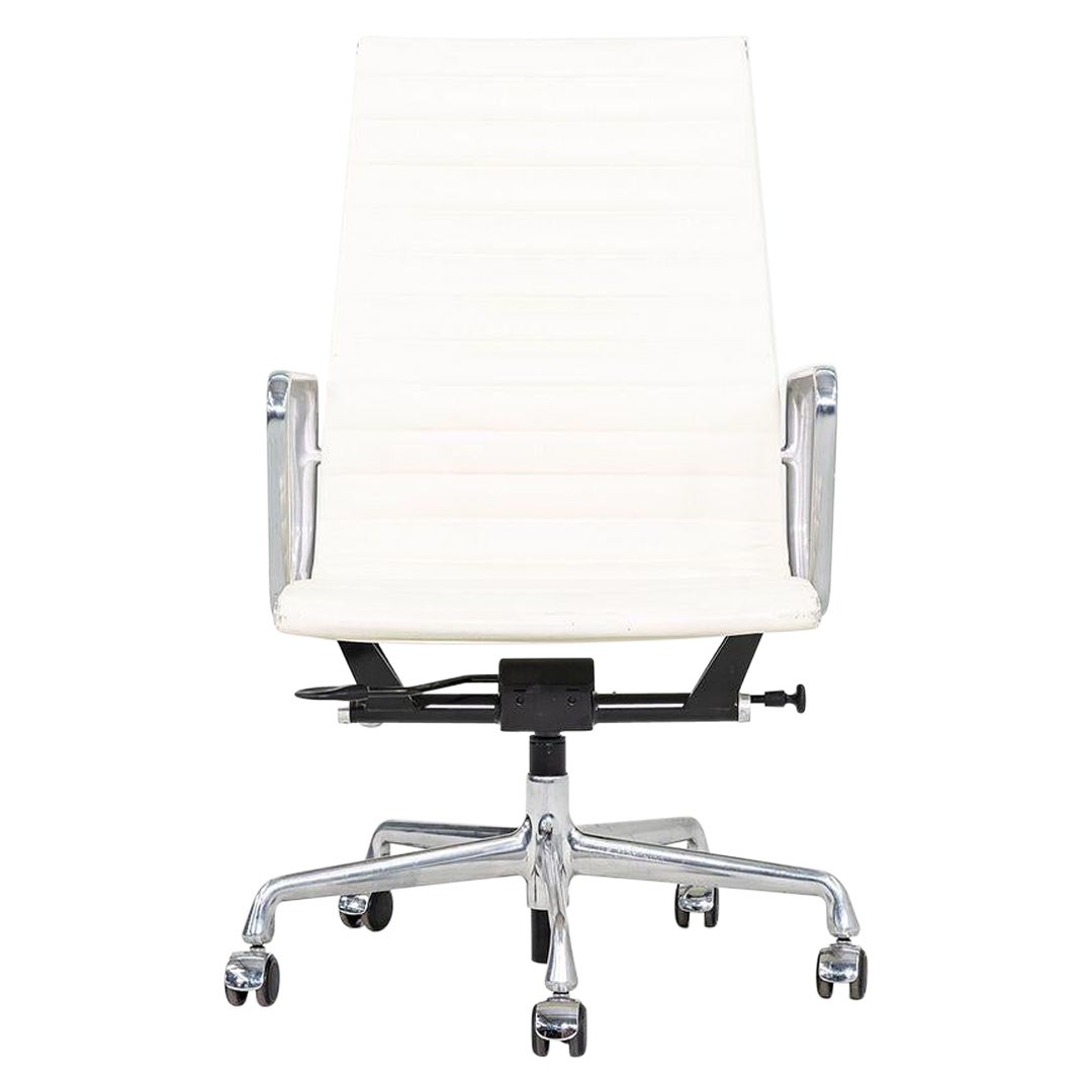 2015 Herman Miller Eames Aluminum Group Chefsessel in weißem Leder