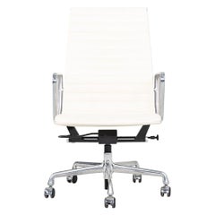 2015 Herman Miller Eames Aluminum Group Chefsessel in weißem Leder