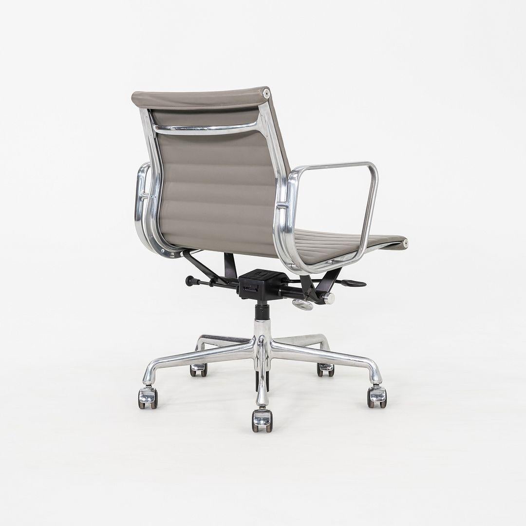 2015 Herman Miller Eames Aluminum Group Management Schreibtischstuhl in grauem Leder im Angebot 4