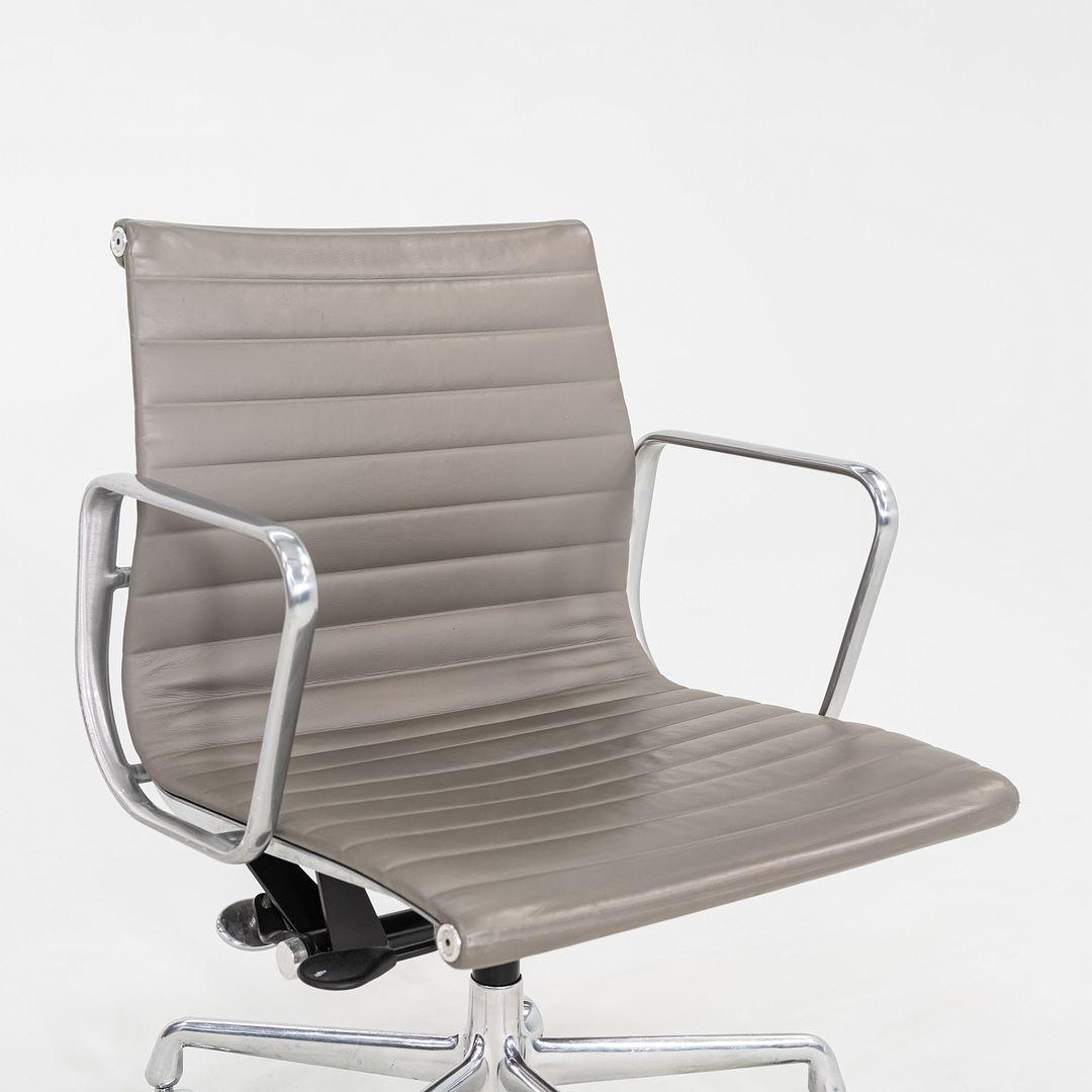 2015 Herman Miller Eames Aluminum Group Management Schreibtischstuhl in grauem Leder im Angebot 5