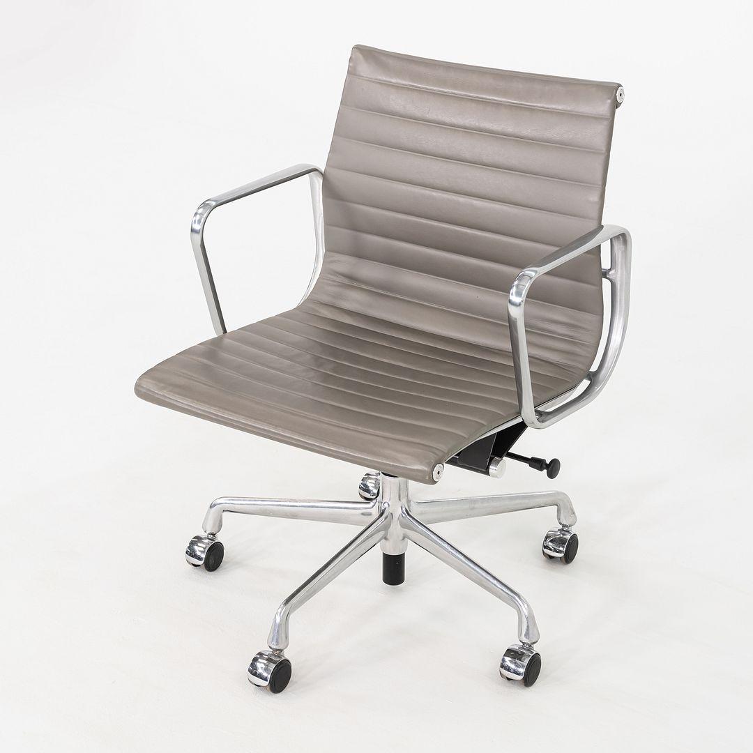 2015 Herman Miller Eames Aluminum Group Management Schreibtischstuhl in grauem Leder im Angebot 6