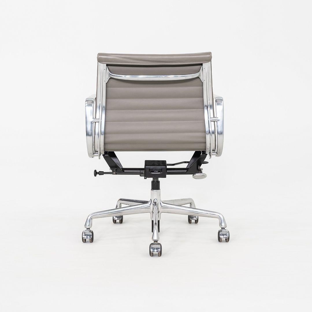 Dies ist ein Eames Aluminum Group Management Desk Chair, Modell EA335, ursprünglich entworfen von Charles und Ray Eames für Herman Miller im Jahr 1958. Dieses besondere Exemplar wurde 2015 hergestellt. Das Design besteht aus einem soliden und