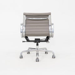 2015 Herman Miller Eames Aluminum Group Management Schreibtischstuhl in grauem Leder