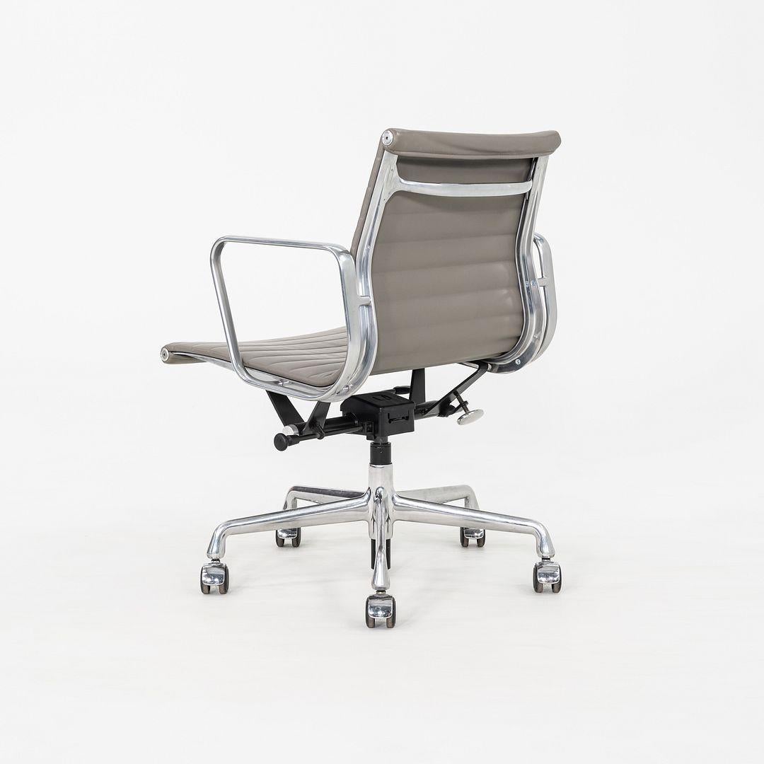 2015 Herman Miller Eames Aluminum Group Management Schreibtischstuhl in grauem Leder (Moderne) im Angebot