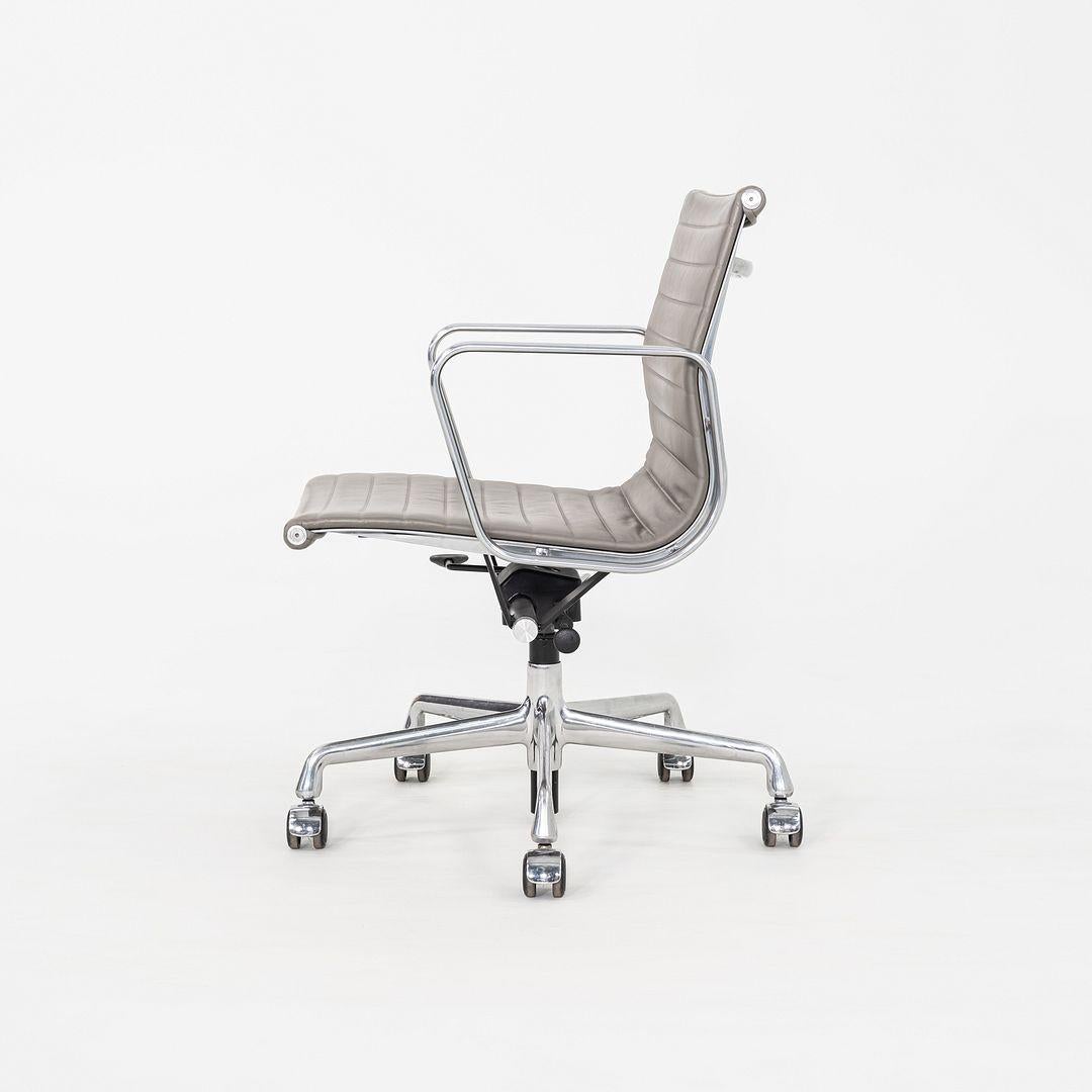 2015 Herman Miller Eames Aluminum Group Management Schreibtischstuhl in grauem Leder (amerikanisch) im Angebot