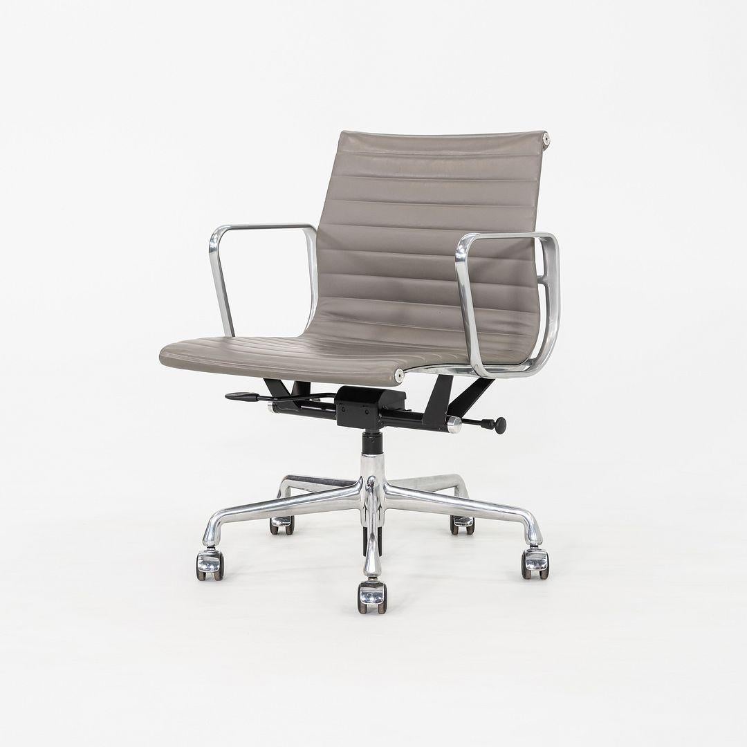 2015 Herman Miller Eames Aluminum Group Management Schreibtischstuhl in grauem Leder im Zustand „Gut“ im Angebot in Philadelphia, PA