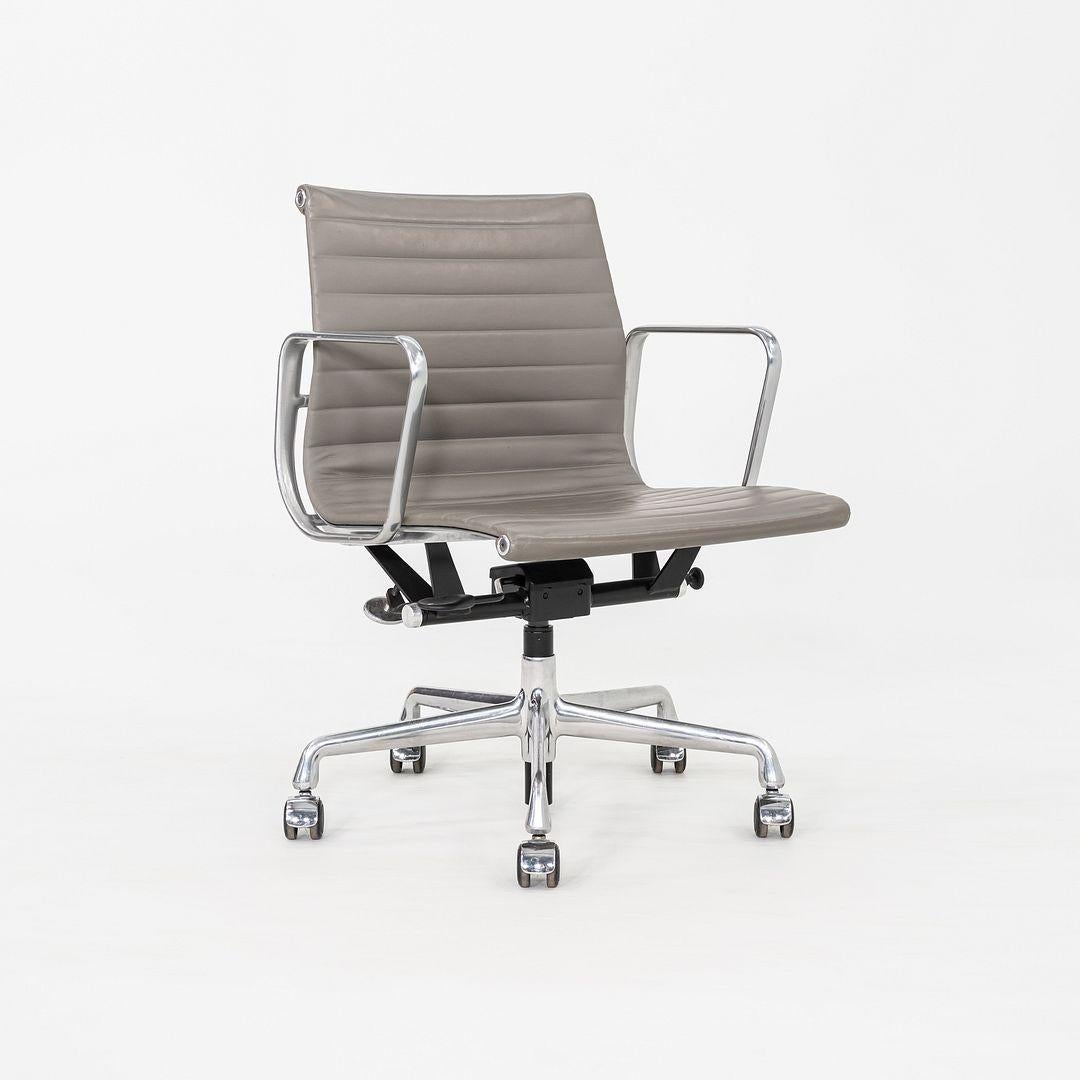 2015 Herman Miller Eames Aluminum Group Management Schreibtischstuhl in grauem Leder (21. Jahrhundert und zeitgenössisch) im Angebot