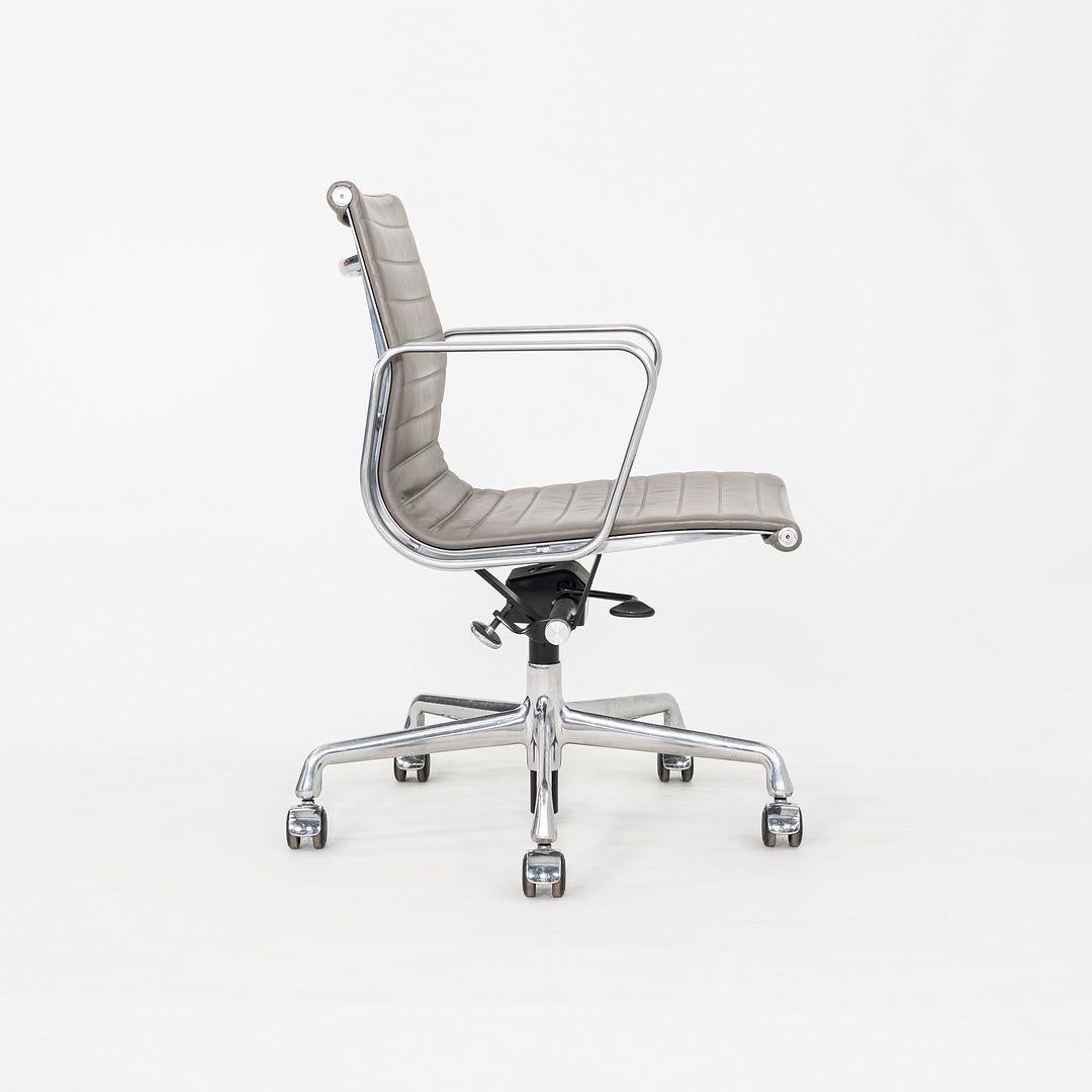 2015 Herman Miller Eames Aluminum Group Management Schreibtischstuhl in grauem Leder im Angebot 1