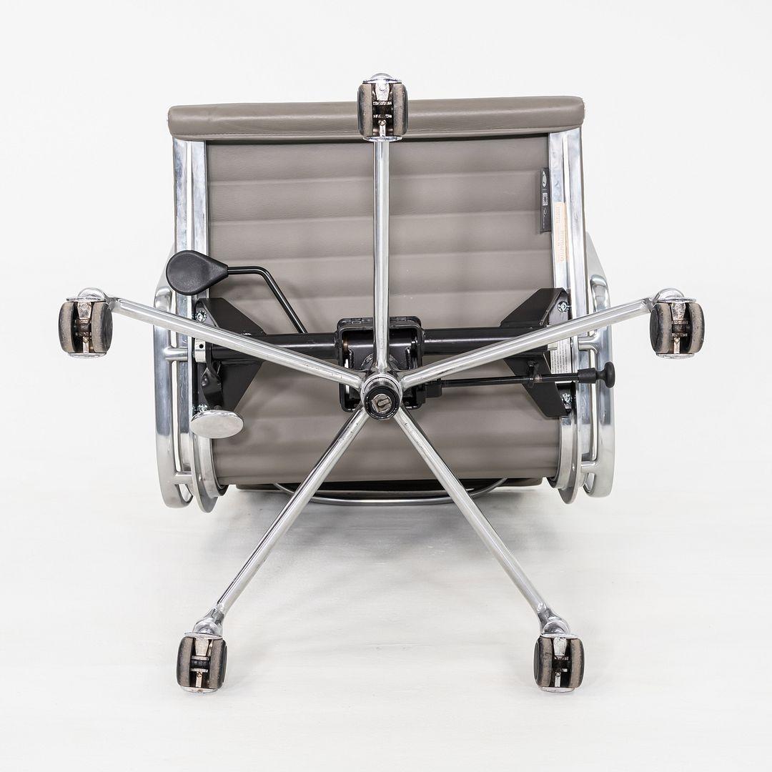 2015 Herman Miller Eames Aluminum Group Management Schreibtischstuhl in grauem Leder im Angebot 2
