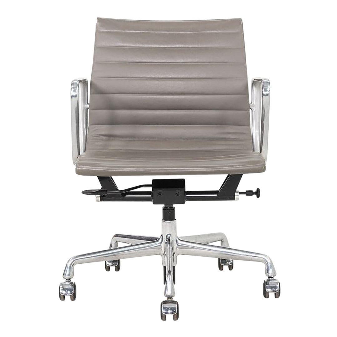 2015 Herman Miller Eames Aluminum Group Management Schreibtischstuhl in grauem Leder
