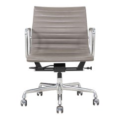 2015 Herman Miller Eames Aluminum Group Management Schreibtischstuhl in grauem Leder