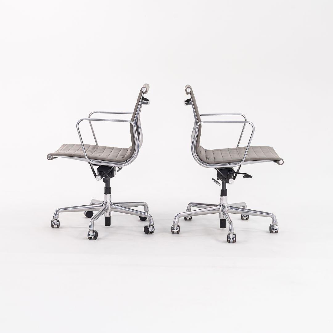 2015 Herman Miller Eames Aluminum Group Management-Schreibtischstuhl aus Leder mit Untergestell im Angebot 3