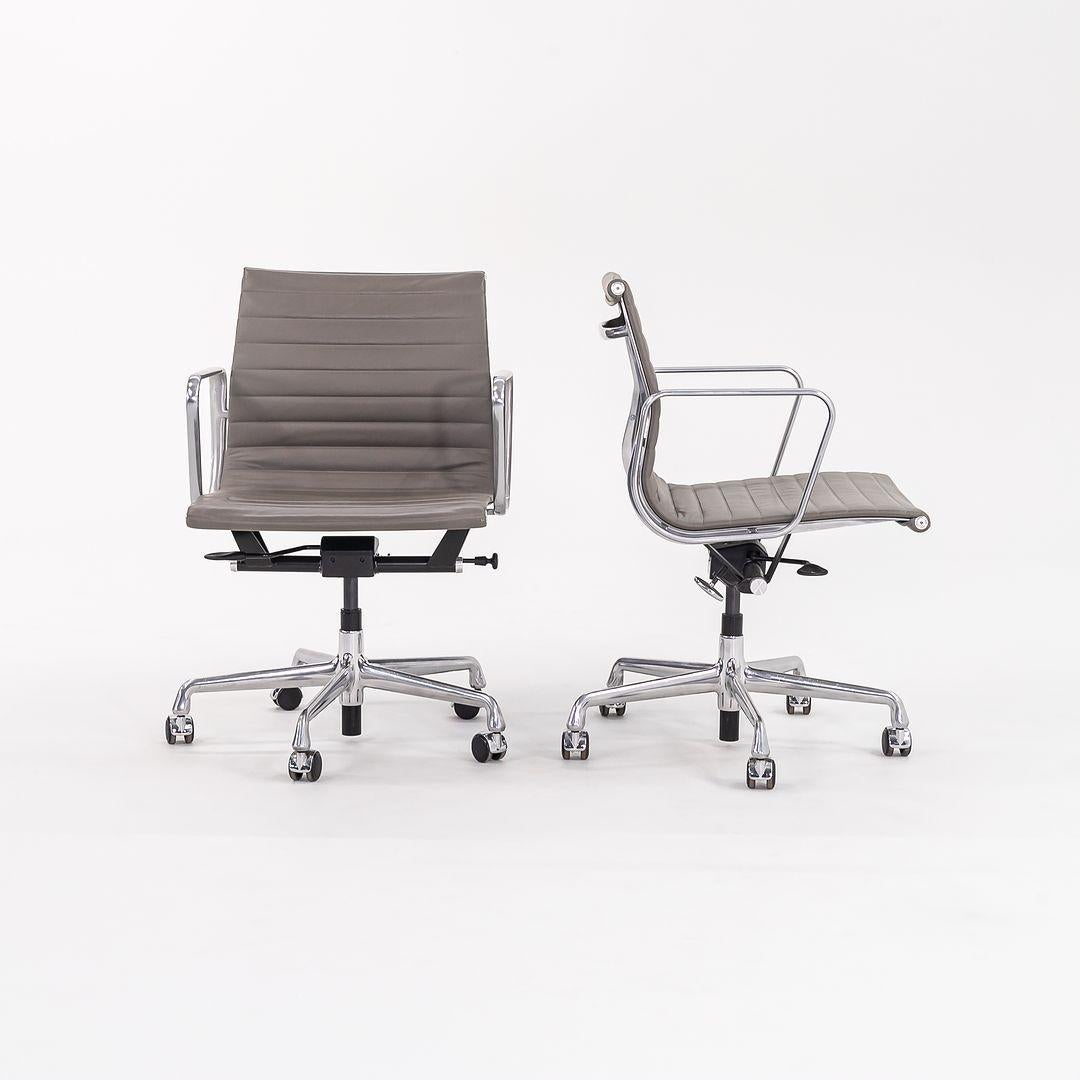 Dies ist ein Eames Aluminum Group Management Desk Chair, Modell EA335, ursprünglich entworfen von Charles und Ray Eames für Herman Miller im Jahr 1958. Diese Exemplare wurden im Jahr 2015 hergestellt. Der angegebene Preis beinhaltet einen Stuhl, wir