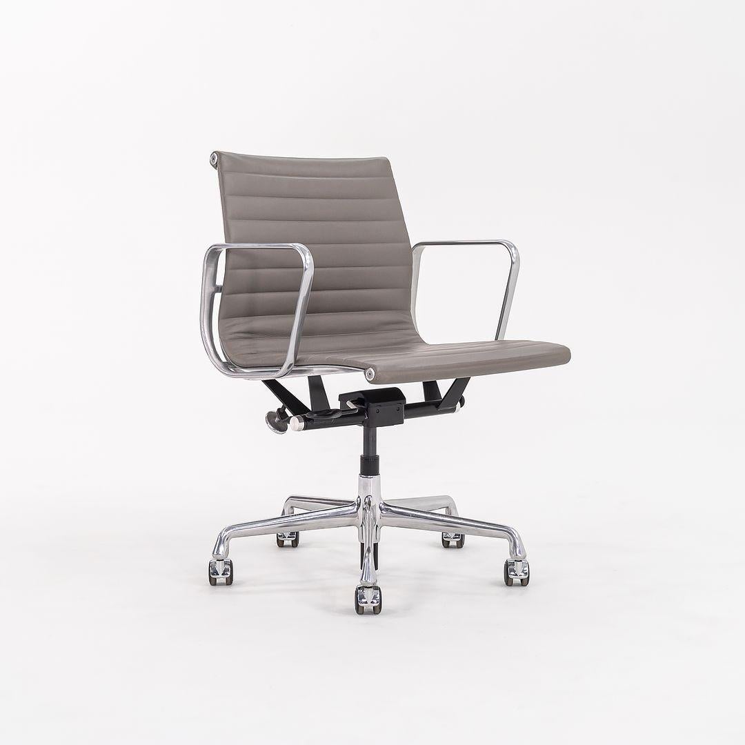 2015 Herman Miller Eames Aluminum Group Management-Schreibtischstuhl aus Leder mit Untergestell (Moderne) im Angebot