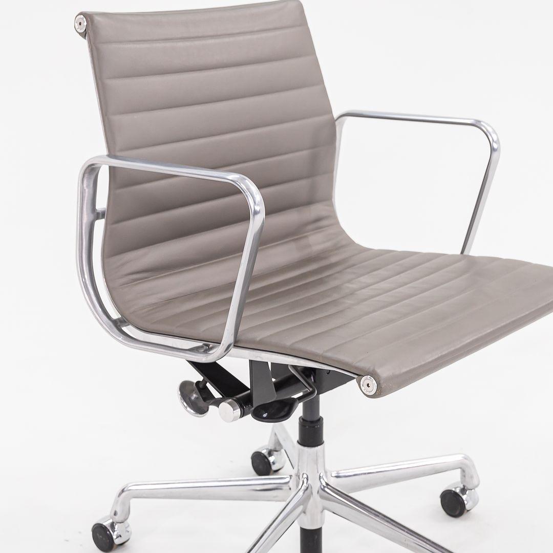 2015 Herman Miller Eames Aluminum Group Management-Schreibtischstuhl aus Leder mit Untergestell (amerikanisch) im Angebot