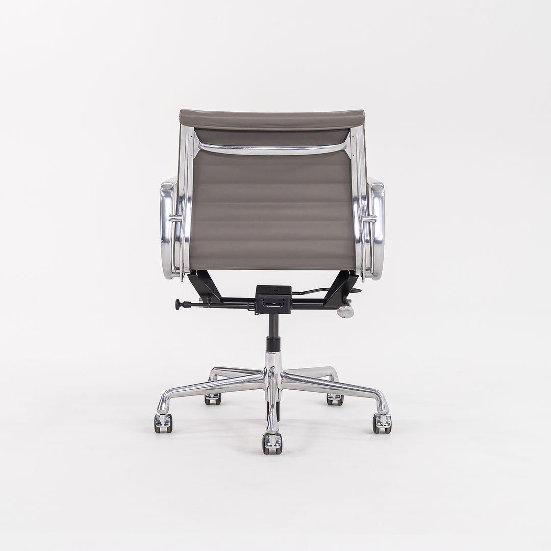 2015 Herman Miller Eames Aluminum Group Management-Schreibtischstuhl aus Leder mit Untergestell (Aluminium) im Angebot
