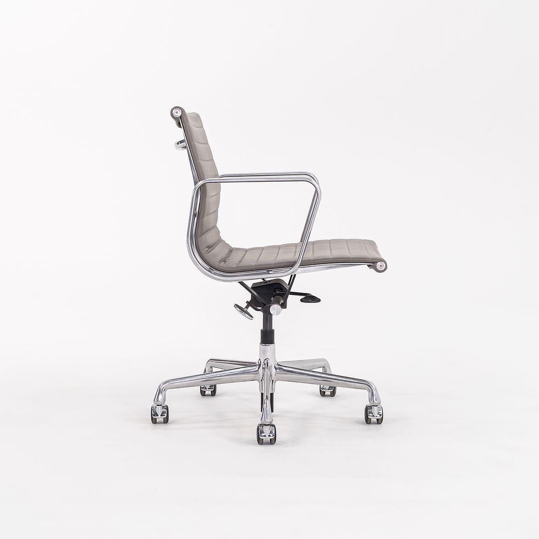 2015 Herman Miller Eames Aluminum Group Management-Schreibtischstuhl aus Leder mit Untergestell im Angebot 1