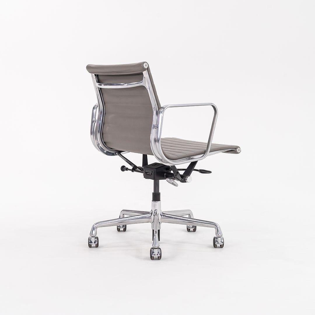 2015 Herman Miller Eames Aluminum Group Management-Schreibtischstuhl aus Leder mit Untergestell im Angebot 2