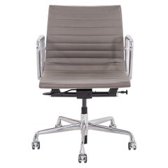 2015 Herman Miller Eames Aluminum Group Management-Schreibtischstuhl aus Leder mit Untergestell