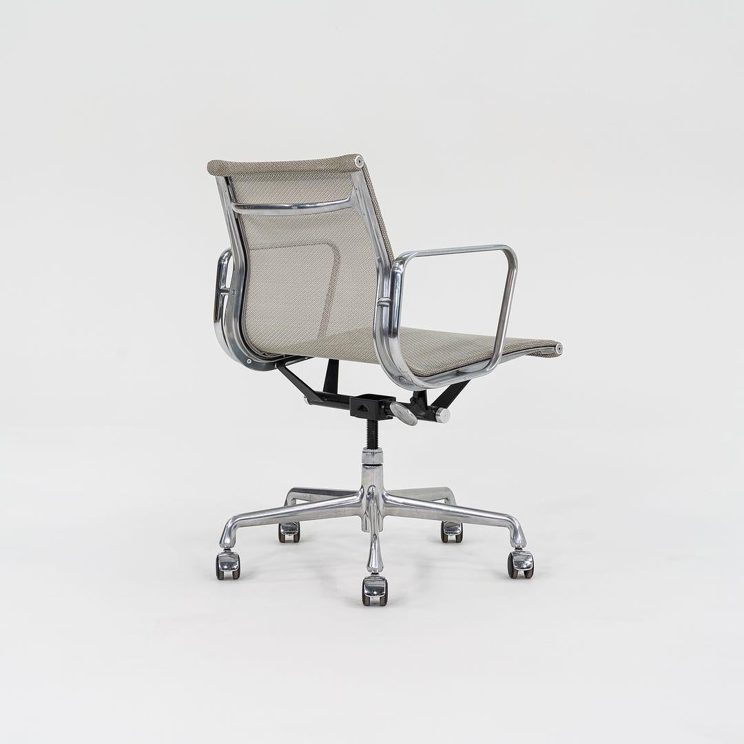 Chaise de bureau de gestion de groupe Eames en maille argentée Herman Miller 2015 en vente 3