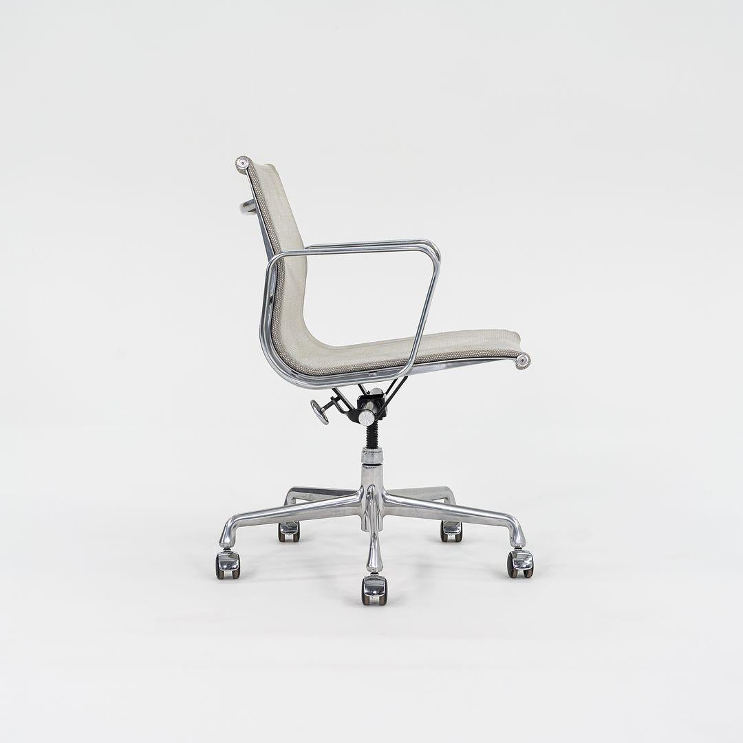 Chaise de bureau de gestion de groupe Eames en maille argentée Herman Miller 2015 en vente 4