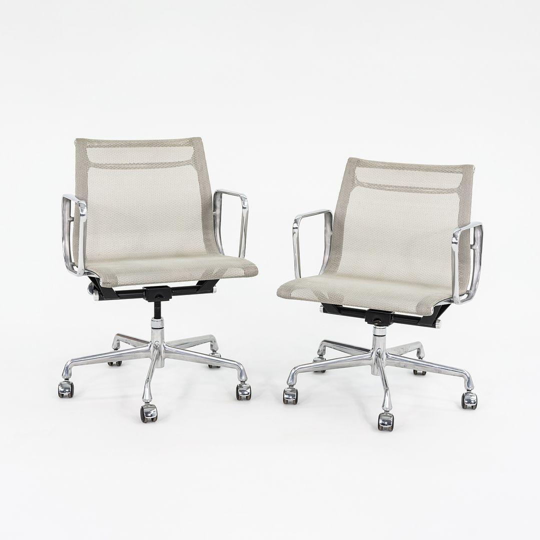 Chaise de bureau de gestion de groupe Eames en maille argentée Herman Miller 2015 en vente 5