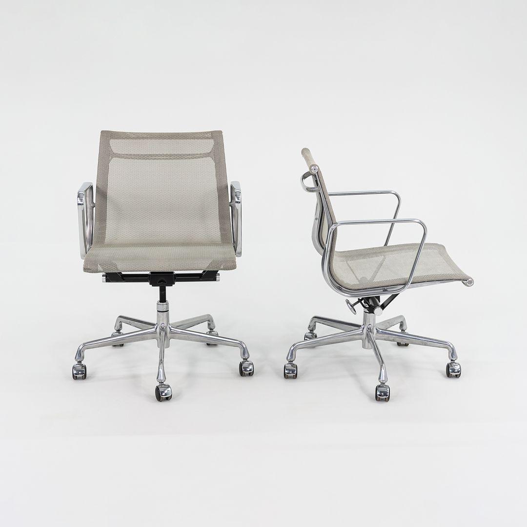 Il s'agit d'une chaise Eames Aluminum Group Management Chair, modèle EA335, initialement conçue par Ray et Charles Eames en 1969. Ces exemples datent de 2015 et le prix indiqué comprend une chaise. Nous avons huit chaises disponibles à l'achat. Leur