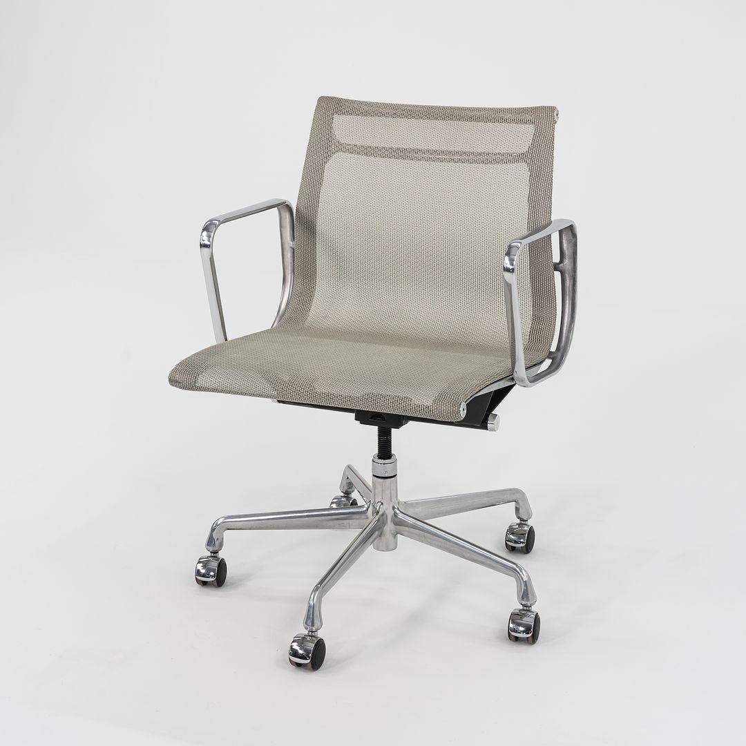 Moderne Chaise de bureau de gestion de groupe Eames en maille argentée Herman Miller 2015 en vente