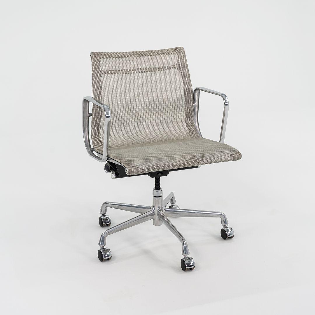 Américain Chaise de bureau de gestion de groupe Eames en maille argentée Herman Miller 2015 en vente