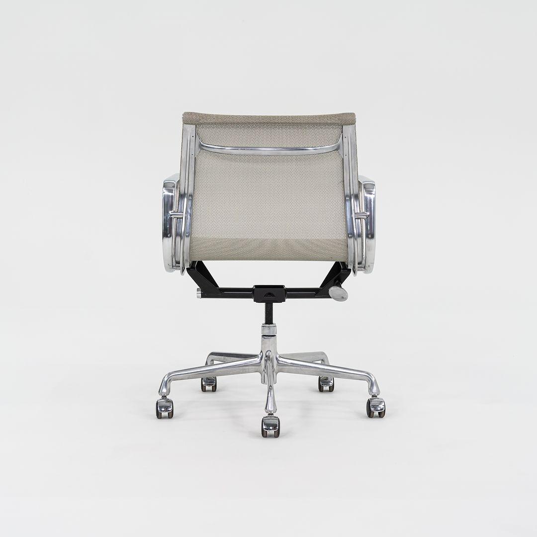 Chaise de bureau de gestion de groupe Eames en maille argentée Herman Miller 2015 Bon état - En vente à Philadelphia, PA