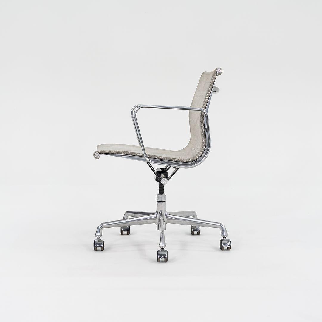 XXIe siècle et contemporain Chaise de bureau de gestion de groupe Eames en maille argentée Herman Miller 2015 en vente