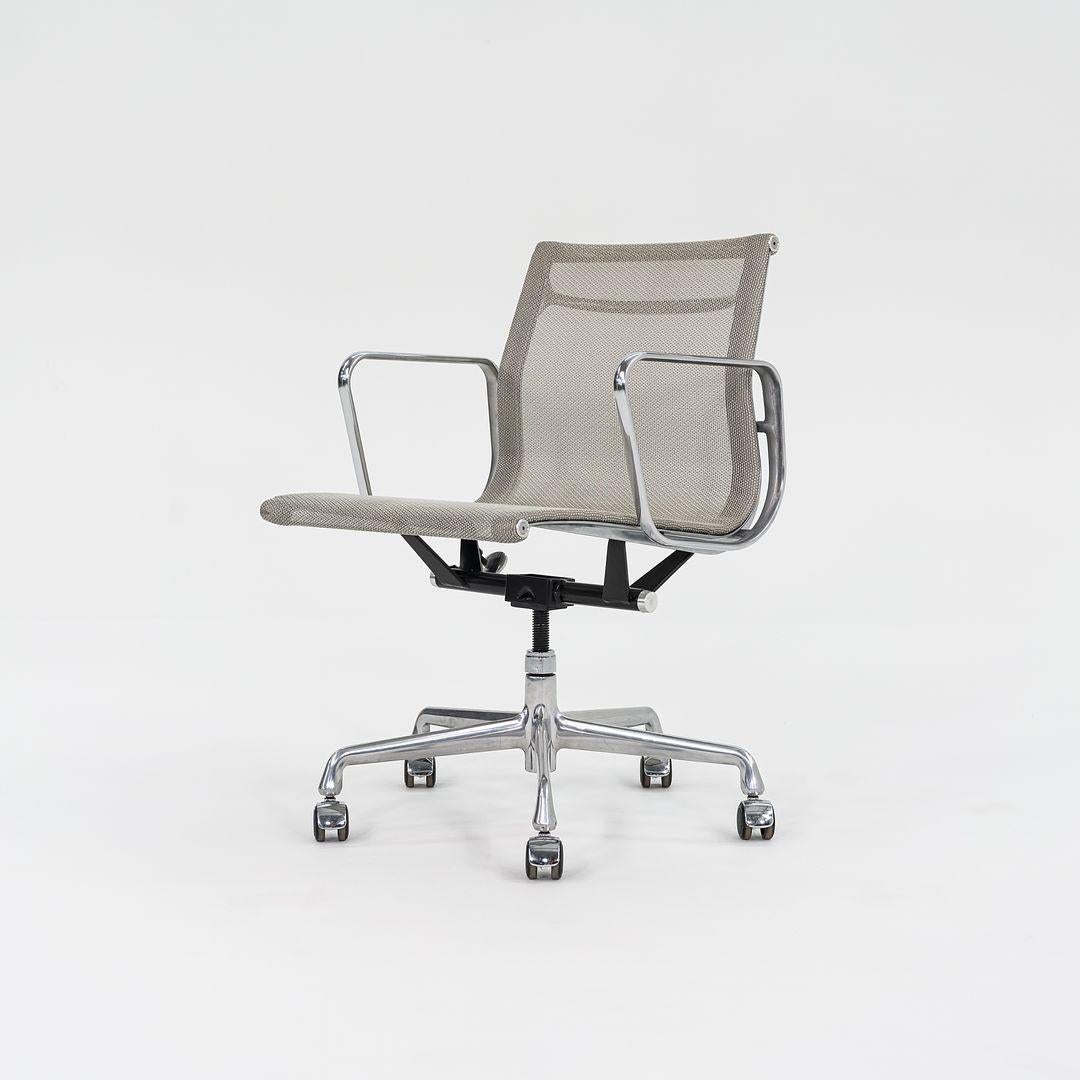 Aluminium Chaise de bureau de gestion de groupe Eames en maille argentée Herman Miller 2015 en vente