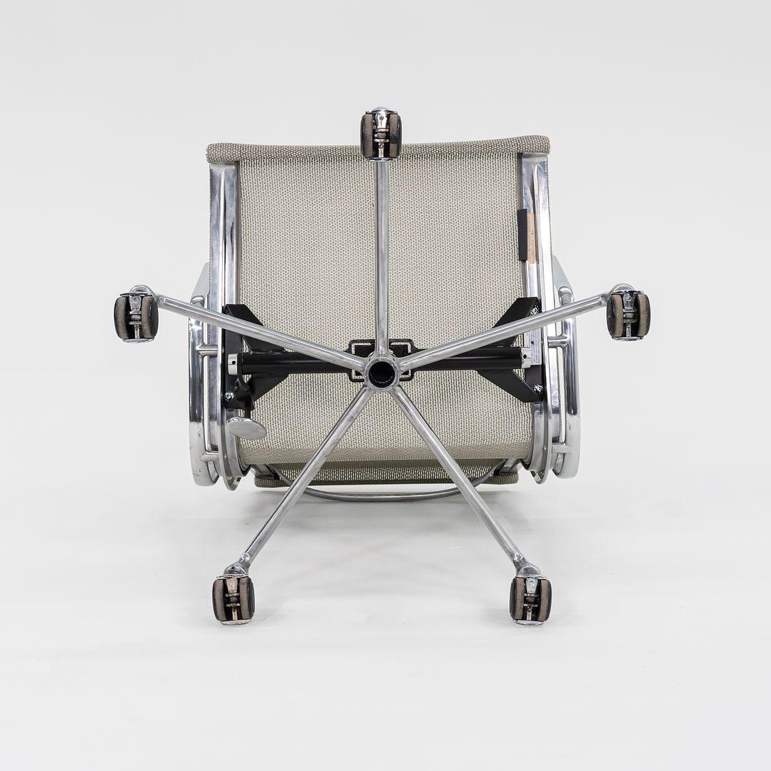 Chaise de bureau de gestion de groupe Eames en maille argentée Herman Miller 2015 en vente 2