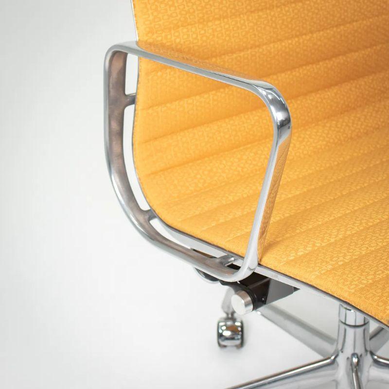 2015 Herman Miller Eames Aluminum Group Management Desk Chair in Yellow Fabric In Good Condition In Philadelphia, PA