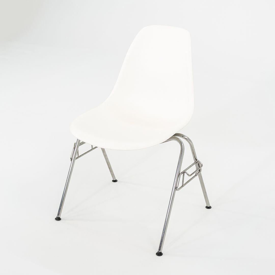 2015 Herman Miller Stapelbare Eames Kunststoff-Esszimmerschalenstühle in Weiß mit 10x Verschluss im Angebot 3