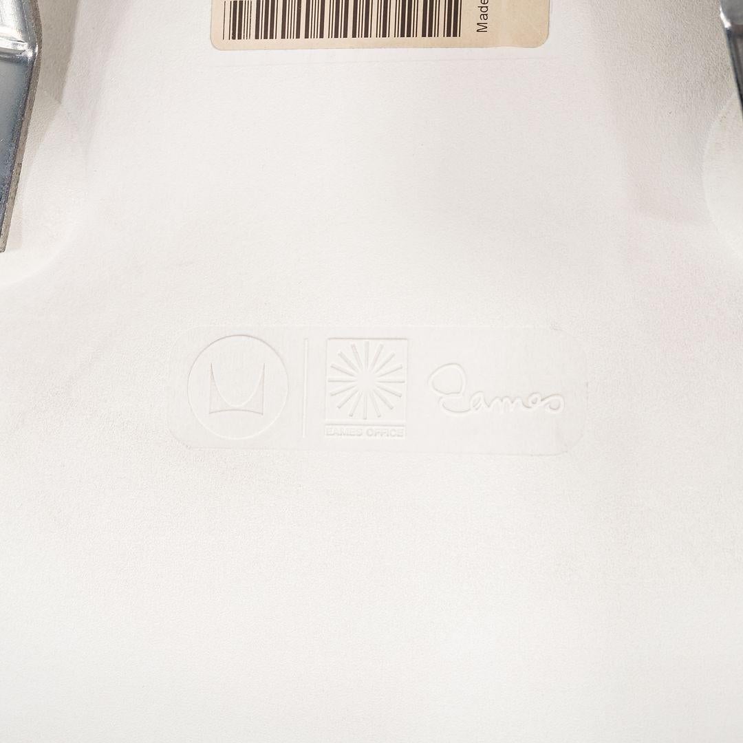 2015 Herman Miller Stapelbare Eames Kunststoff-Esszimmerschalenstühle in Weiß mit 10x Verschluss im Angebot 4