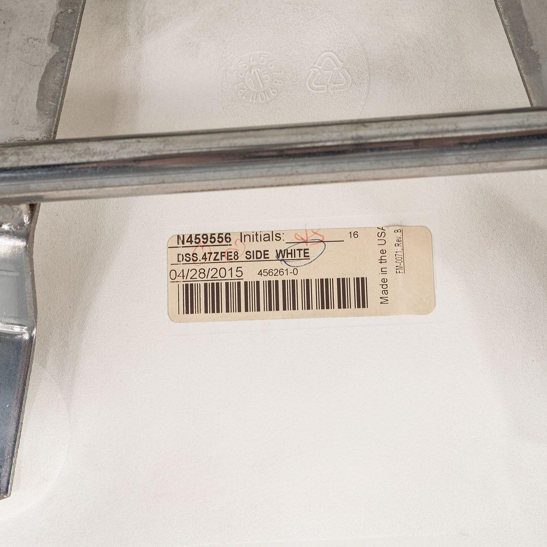 2015 Herman Miller Stapelbare Eames Kunststoff-Esszimmerschalenstühle in Weiß mit 10x Verschluss im Angebot 5