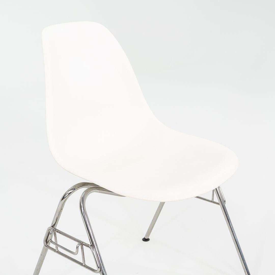 Dies sind die Eames DSS Chairs, die ursprünglich von Ray und Charles Eames in den 1950er Jahren entworfen wurden. Diese Exemplare wurden 2015 von Herman Miller in den USA hergestellt. Im angegebenen Preis ist ein DSS-Stuhl enthalten, und wir haben