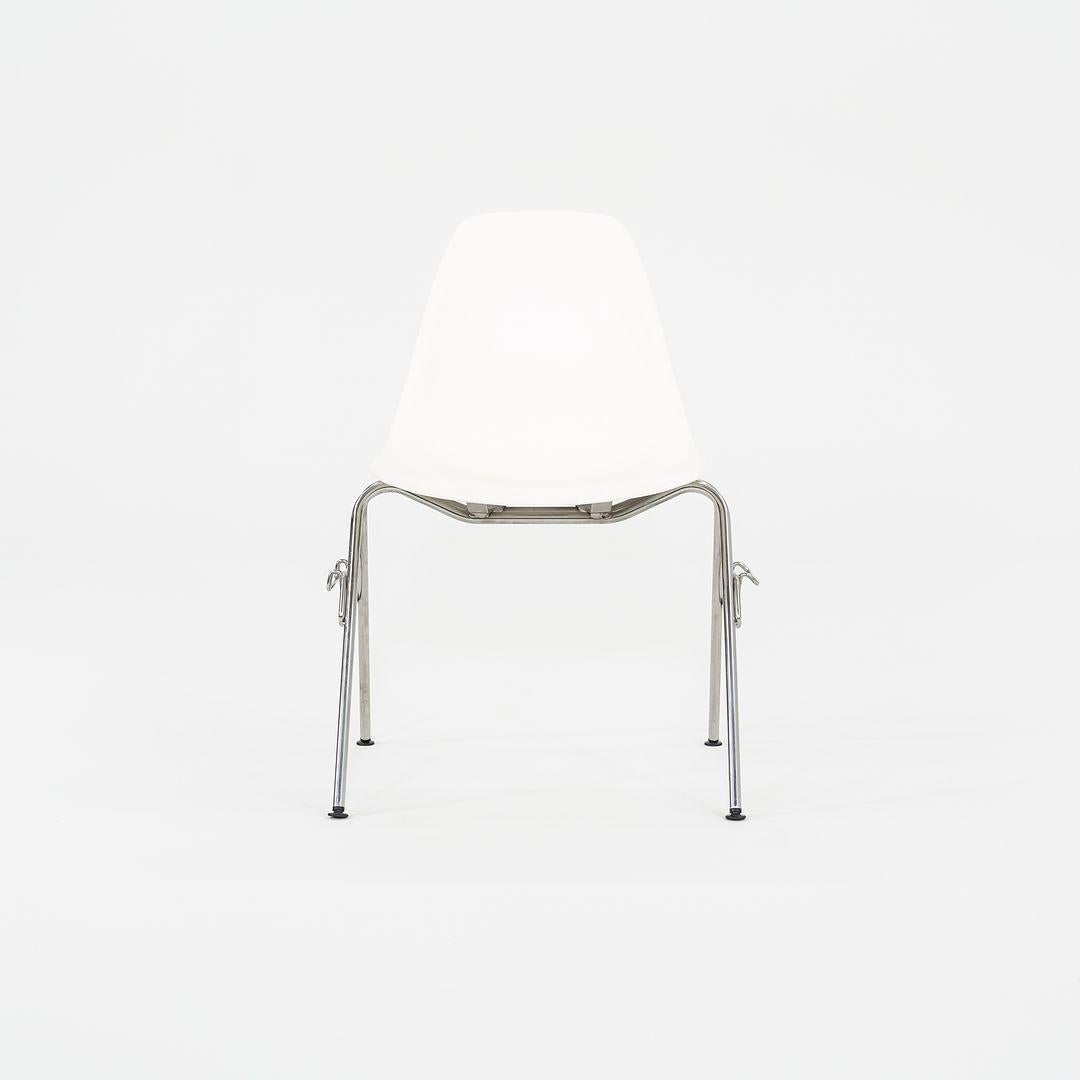 2015 Herman Miller Stapelbare Eames Kunststoff-Esszimmerschalenstühle in Weiß mit 10x Verschluss (Moderne) im Angebot