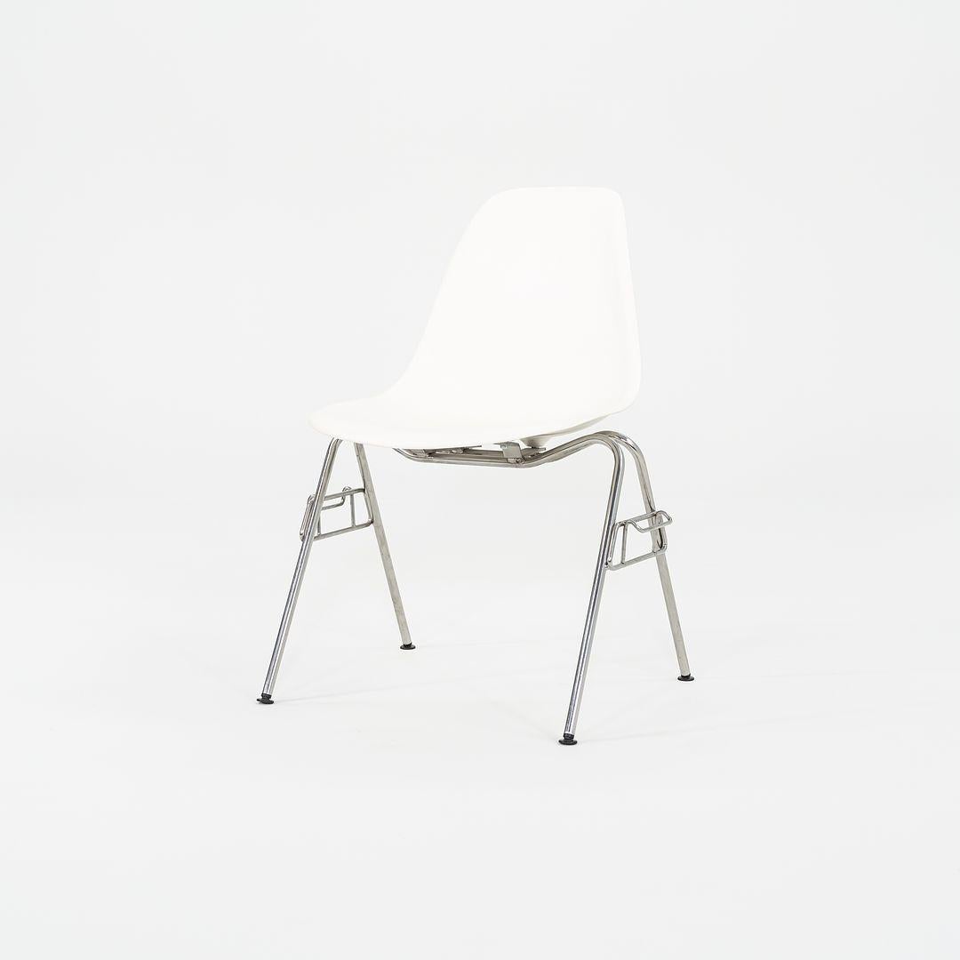 2015 Herman Miller Stapelbare Eames Kunststoff-Esszimmerschalenstühle in Weiß mit 10x Verschluss (amerikanisch) im Angebot