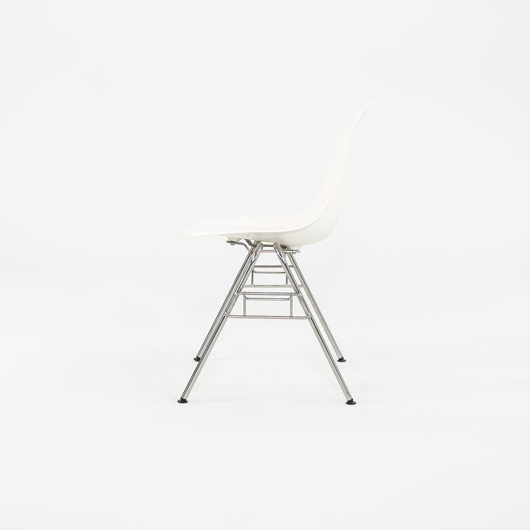 2015 Herman Miller Stapelbare Eames Kunststoff-Esszimmerschalenstühle in Weiß mit 10x Verschluss im Zustand „Hervorragend“ im Angebot in Philadelphia, PA