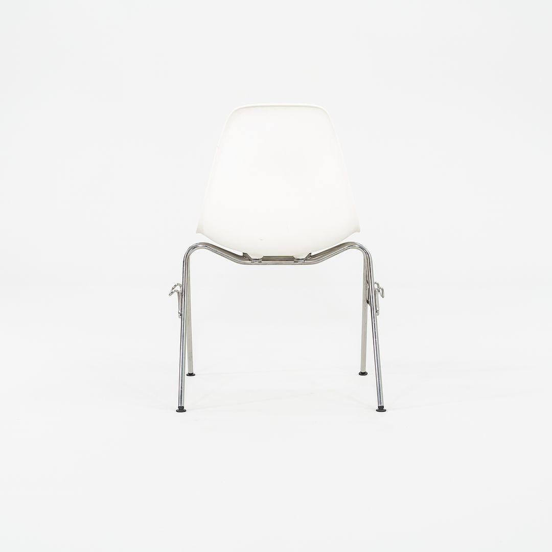2015 Herman Miller Stapelbare Eames Kunststoff-Esszimmerschalenstühle in Weiß mit 10x Verschluss (21. Jahrhundert und zeitgenössisch) im Angebot