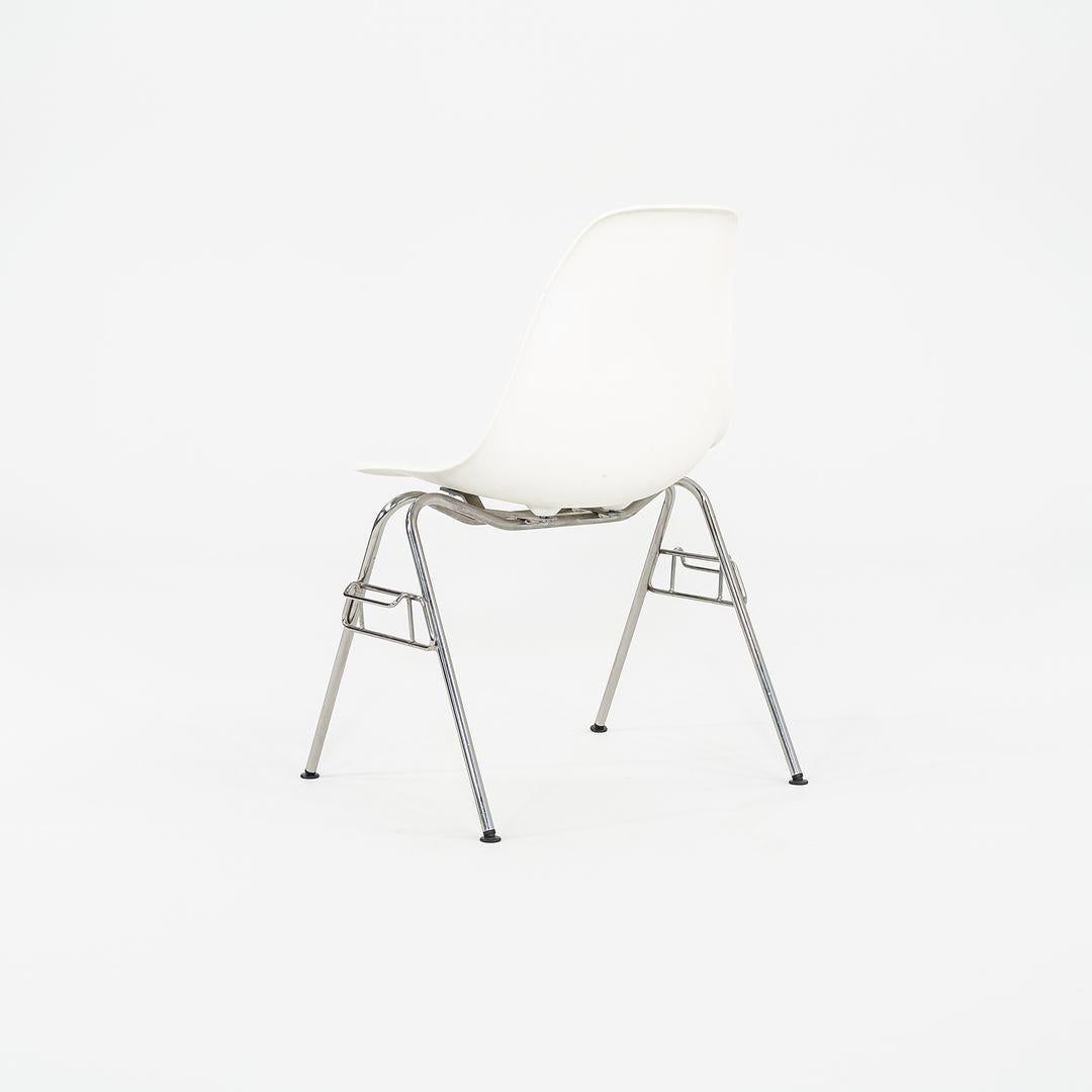 2015 Herman Miller Stapelbare Eames Kunststoff-Esszimmerschalenstühle in Weiß mit 10x Verschluss (Stahl) im Angebot